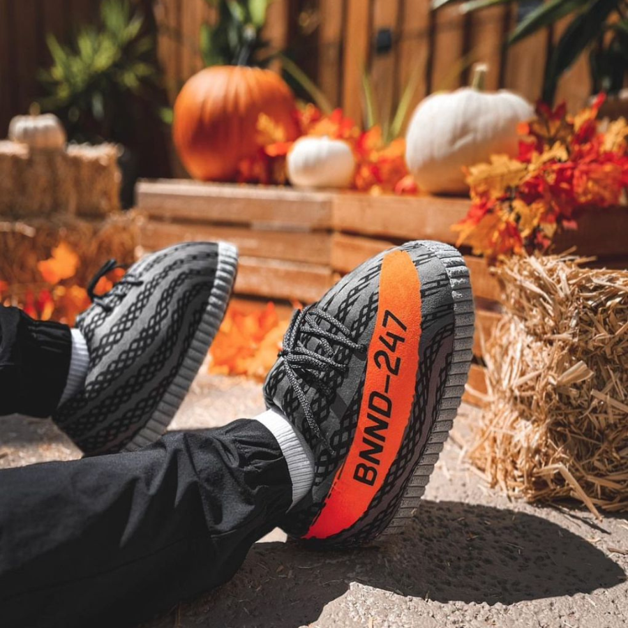 un homme qui porte des chaussons sneakers