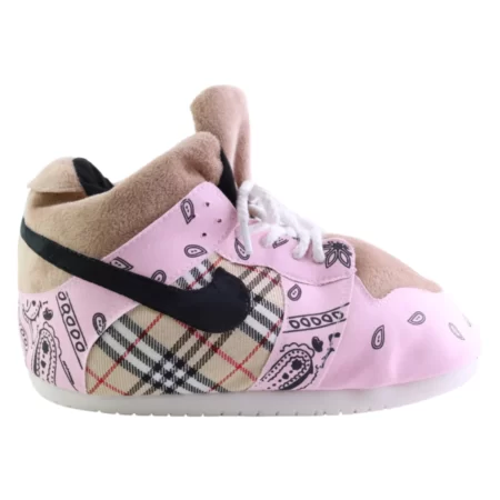 Chausson Sneakers Nike AJ 1 SB Travis Paisley Pink : Élégance Urbaine Redéfinie