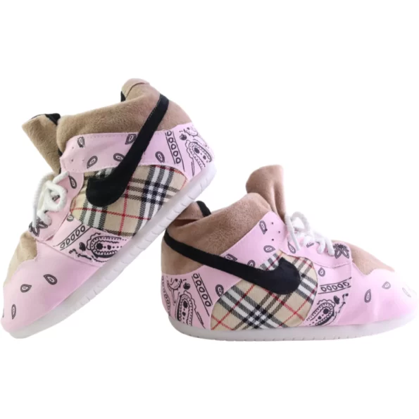 Chausson Sneakers Nike AJ 1 SB Travis Paisley Pink : Élégance Urbaine Redéfinie